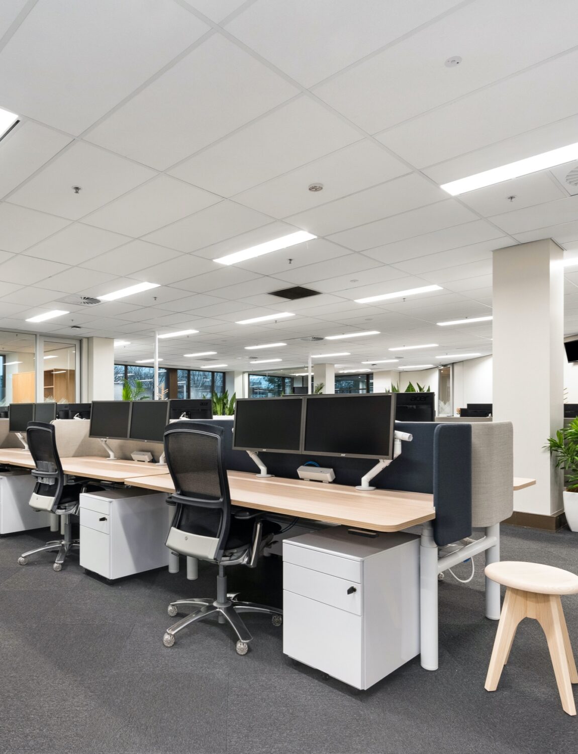 15 National Circuit - Work Stations